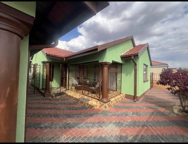 3 BEDROOM HOUSE FOR SALE IN MABOPANE UNIT X